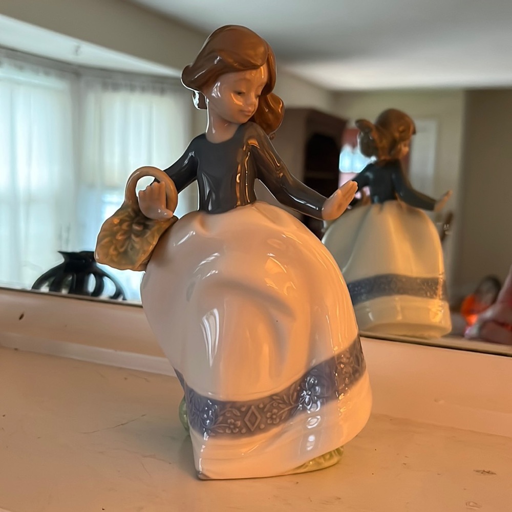 NAO LLADRO figurine